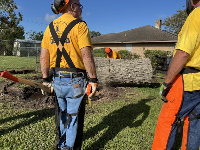 Texans on Mission volunteers tackle chainsaw jobs after Hurricane Beryl ...