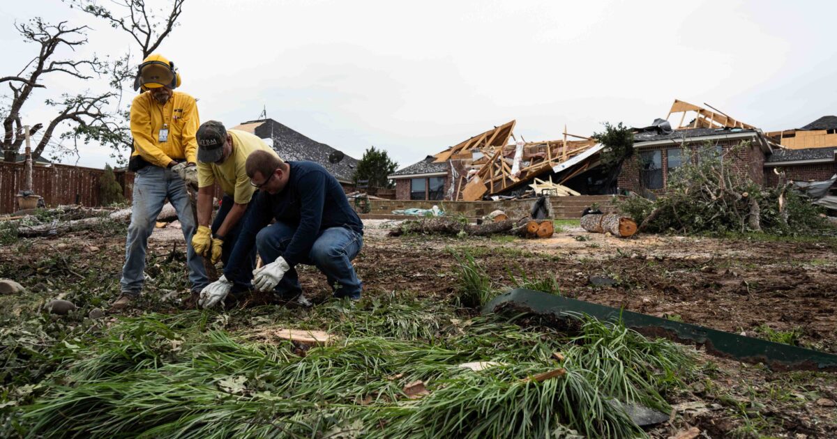 ★ＵＳオリジナル盤★『 ハズ・アライヴド』ザ・ウォール・ダーン・ファミリー Texans on Mission deploy disaster relief teams to North Texas